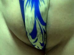 Tento zlatý overal ma vzrušuje s anál plugom, piercingami na bradavkách a veľkým japonským zadkom