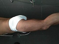 Hey, just taking a quick ducha in the bathroom today