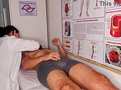 Ereção na frente da enfermeira, que situação louca! 😏