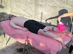 Massagem ao ar livre with big ass milf mommy