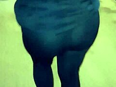 Madura puta callejera con leggins transaparentes mostrando su tanga