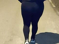 Madura puta callejera con leggins transaparentes mostrando su tanga