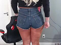 Geile Shorts mit Tanlines auf dem heißen gebräunten Body