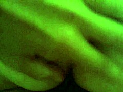 Mi chica cabalga de forma increíble sobre mi polla dura en video amateur real.