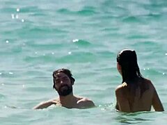 Regina Blandón shows bikini in Como Novio de Pueblo 2019 movie scene