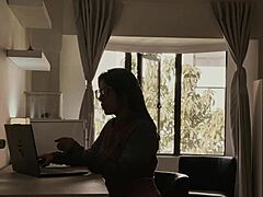 Modelo Porno Follada En La Oficina De Su Casa Por Su Compa�ero De Apartamento Mucho Mas Peque�o Que Ella!