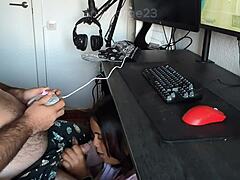 le hago una mamada a mi novio emo mientras juega fifa hasta que me cubre la cara de cum