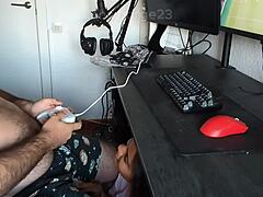 le hago una mamada a mi novio emo mientras juega fifa hasta que me cubre la cara de cum