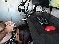 le hago una mamada a mi novio emo mientras juega fifa hasta que me cubre la cara de cum