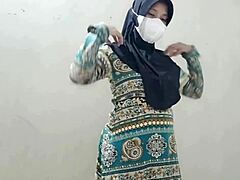 Ngentot istri tetangga ketika suaminya pergi bekerja with big tits housewife