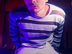 sexy mora blue caballero sexy handjob con masturbacion de guantes