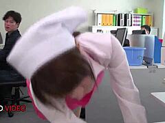 지히로 아키노 오피스 레이디 팬들을 위한 강렬한 구강 서비스