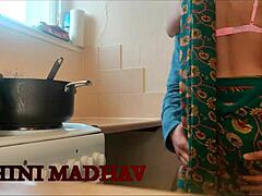 Fille frustrée trompe avec voisin pour baise hard en levrette grosse bite et gicle sur plan de travail cuisine