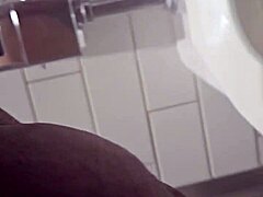 Аматорска ебони баба пишка на спирка I-95 в публична тоалетна с мокра путка на показ