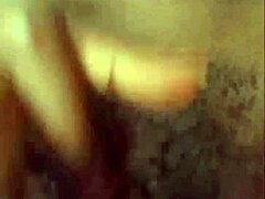 Jeg slapper af da nogen fanger mig med fingre i den våde fisse - leder til vild squirting overalt