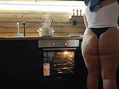 Pawg Shakes Big Ass in Kitchen