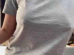 Эй, глянь итальянскую милфу с сисяндрами курит на улице, жара! 🔥🚬