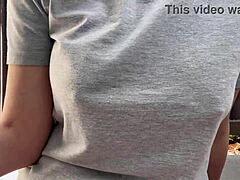 Эй, глянь итальянскую милфу с сисяндрами курит на улице, жара! 🔥🚬