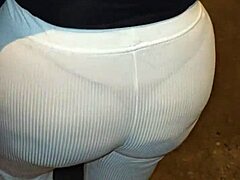 Madura Latina En Leggins Transparentes Con Hilo Rojo Paseando Por La Calle En Usa