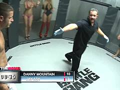 Bridgette B präsentiert Riesen-Titten dann nimmt fetten Schwanz in enge Arschfotze auf Bett