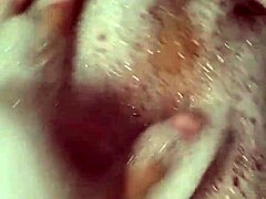 Banho de espuma e porra na bucetinha da morena anal fingering quickie