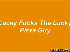 Babička Lacey Starr sátni čurák tohohle mladýho doručovacího kluka 18+