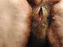 Baka puni dlakavu pičku svežim krastavcem mmm