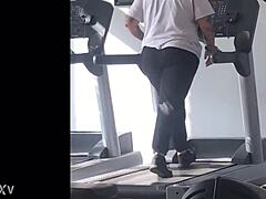 That big booty shakes hard on treadmill