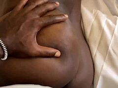 Grosse salope 18+ au gros cul défoncée levrette par boss sur draps blancs