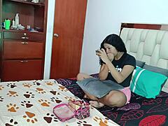 hermanastro pervertido se folla el coño de su linda hermanastra latina... ay que rico!