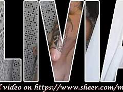 Livia tatouée gémit fort en levrette pendant que je lui remplis sa chatte bien humide