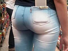 gostosa brunette bunda in jeans spied at the market shop
