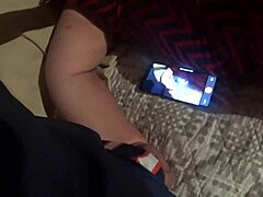 mi esposa recibe masaje y masajea la verga 100% casero