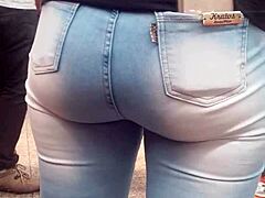 gostosa brunette bunda in jeans spied at the market shop