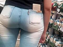 gostosa brunette bunda in jeans spied at the market shop