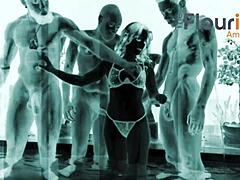 Eu privesc hotwife Bellav la gangbang masiv cu BBC