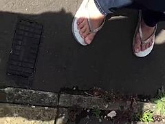 Nenek tetangga, hisap jari kaki seksi gue!