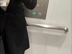 Hij verleidt OL naar hotel voor privé creampie neukpartij