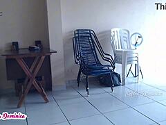 Serveuse de bar avec gros cul brésilien juteux