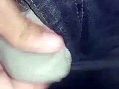 pantalones orinados con pañal de tela squirts wildly!