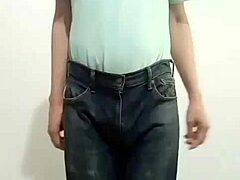 pantalones orinados con pañal de tela squirts wildly!