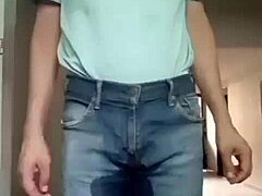 pantalones orinados con pañal de tela squirts wildly!