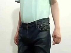 pantalones orinados con pañal de tela squirts wildly!