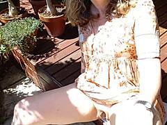 WOW, LOOK AT MY MATURE SHAVED VULVA SUNNING OUTDOORS!