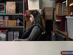 Malá 18+ zlodejka v obchode chytená, potrestaná tvrdým doggystyle ohnutá