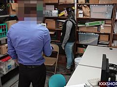 Malá 18+ zlodejka v obchode chytená, potrestaná tvrdým doggystyle ohnutá