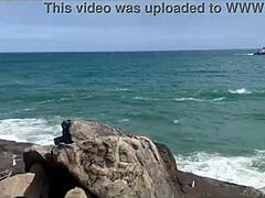 grupo de nerds latinas e africanos fodem na praia nudista 😜🏖️🍑