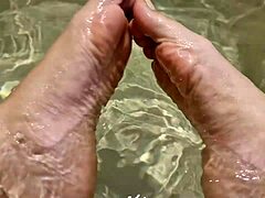 Pepe's Amateur Bathtub Solo Tease