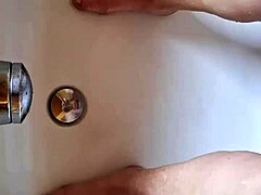 dreckige fuße waschen in der badewanne du geiler?