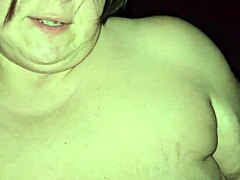 Milf teče mleko iz ogromnih sis med jahanjem debelega kurca